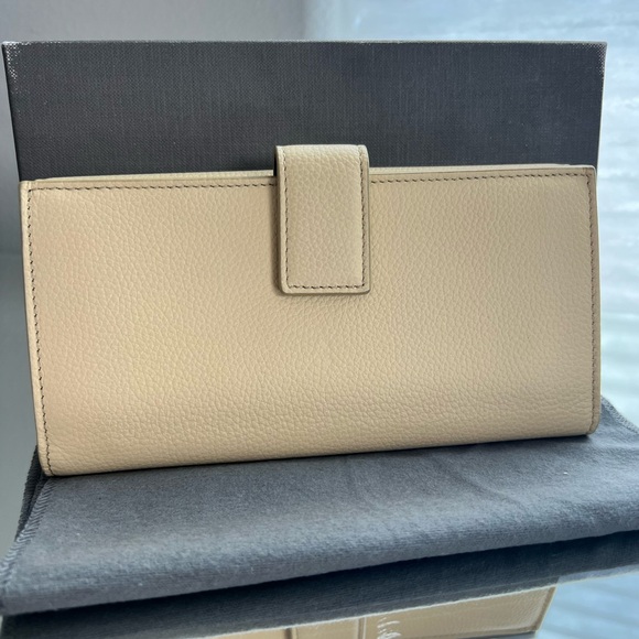 ALEXANDER MCQUEEN Light Latte Continental Card Wallet Silver Skull Closure - Picture 8 of 16